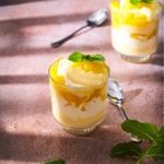 Kokospudding mit Ananas. Oh mein Gott, SO GUT. Hergestellt aus Kokosnussmilch, geschichtet mit frischer Ananas in Rum und einem dicken Klecks Mascarpone-Limettensahne. Auch wenn dieses Dessert immer schmeckt, ist es jetzt besonders köstlich in den kommenden Frühlings- und Sommertagen, wenn Du auf der Suche nach einem leckeren, gekühlten Dessert bist.