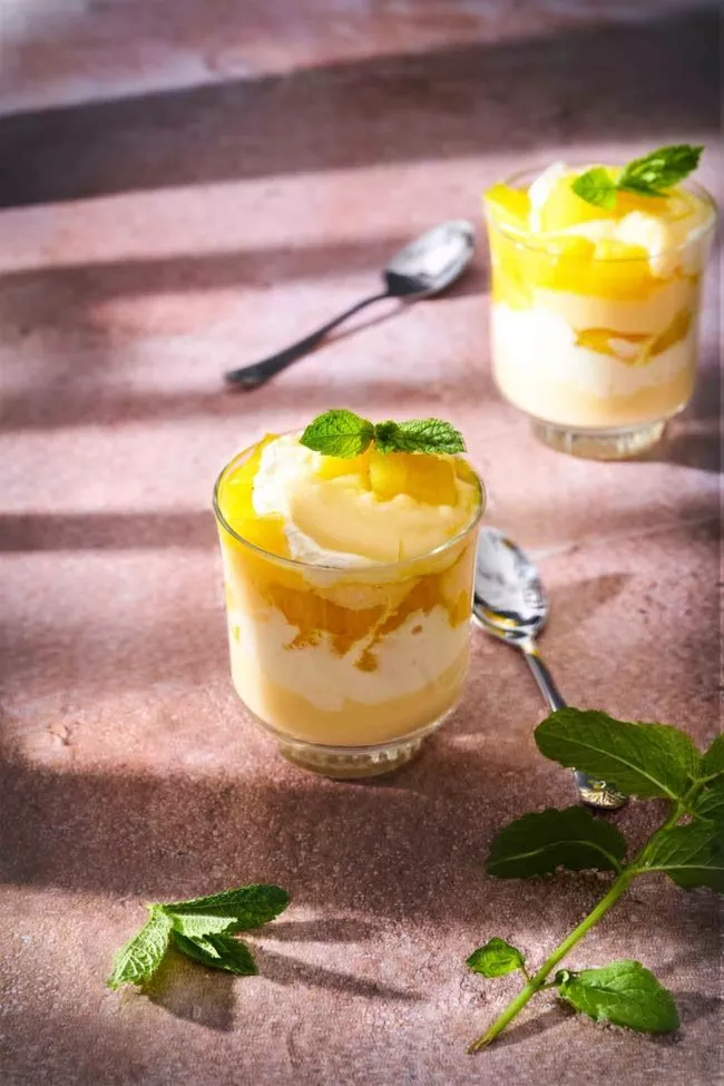 Kokospudding mit Ananas. Oh mein Gott, SO GUT. Hergestellt aus Kokosnussmilch, geschichtet mit frischer Ananas in Rum und einem dicken Klecks Mascarpone-Limettensahne. Auch wenn dieses Dessert immer schmeckt, ist es jetzt besonders köstlich in den kommenden Frühlings- und Sommertagen, wenn Du auf der Suche nach einem leckeren, gekühlten Dessert bist.