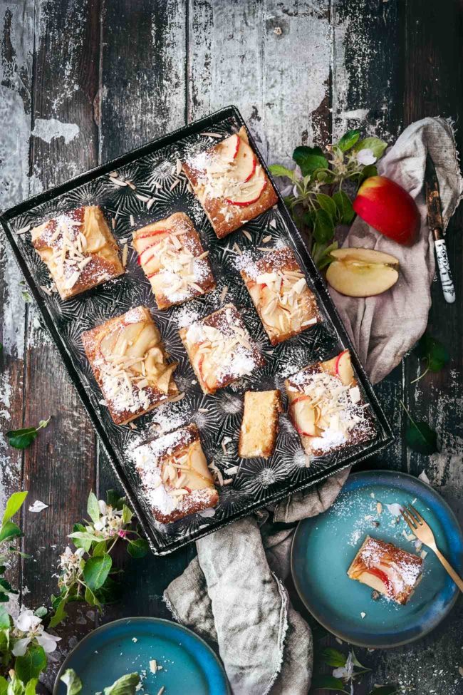 Bei uns fangen die Apfelbäume an zu blühen. Erst rosa, dann weiß. Natürlich tragen sie noch keine Früchte, aber die Blüten riechen schon so frisch und süßlich, dass ich einfach ein paar Äpfel kaufen musste, um mir diese leckeren Brownies aus weißer Schokolade zu backen.
