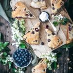 Diese Scones sind wirklich etwas ganz Besonderes. Mit fruchtigen Blaubeeren und weißer Schokolade…mehr als köstlich. Diese Scones sind super einfach zu machen! Iss sie warm, direkt aus dem Ofen oder am nächsten Tag zum Frühstück. Um ehrlich zu sein, habe ich nicht wirklich erwartet, dass ich diese Scones so sehr lieben werde, aber sie sind einfach umwerfend. Aber diese Scones … sie haben etwas ganz Besonderes. Ich denke, es ist die Kombination aus Butter, saftigen Beeren, süßer weißer Schokolade und diesem subtilen Vanillegeschmack im Hintergrund. Ich würde euch am liebsten zwingen, diese zu backen.