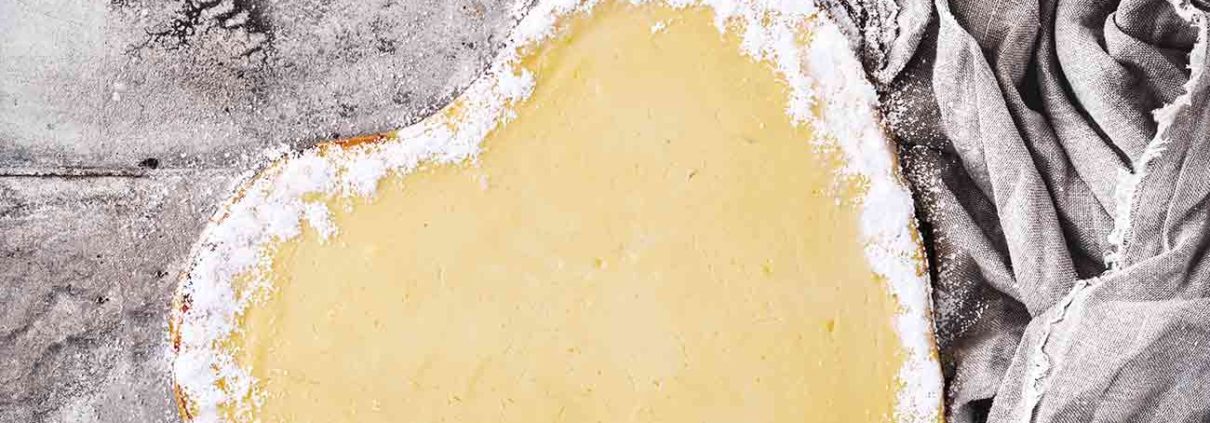Wie schlicht kann ein Cheesecake sein? Mit nur wenigen Zutaten kannst du jetzt noch loslegen, um zum Muttertag mit den cremigen Käsekuchen aufzutauchen. Ich kann nur erahnen, wie es sich anfühlt, Mutter zu sein. Ich selbst bin weder Mutter noch Vater…na ja, das stimmt nicht so ganz, denn ich bin immerhin Vater von zwei Hunden, die ich über alles liebe. Wie groß muss erst die Liebe zum eigenen Kind sein, wenn ich schon als „Helikopter-Hunde-Vater“ so viel Liebe (und auch oft Schmerz) empfinde? Ich habe Mütter um mich herum, die ihr Leben so wunderbar „wuppen“, erfolgreich Beruf und „Mutter sein“ vereinen. Mütter, die alleine mit den Kindern das Leben meistern müssen, …Was für eine Kraft man haben muss! Manchmal sehe ich wehmütig dem Treiben in den Blumenläden zu (auch wenn ich teilweise über die Preise erschrocken bin, die vor Muttertag angehoben werden). Wie gerne würde ich die Gelegenheit haben, meiner Mutter einen Blumenstrauß zu überreichen (oder Parfum, das mochte sie eh viel lieber). Ich vermisse sie jeden Tag. Ich habe noch nach so vielen Jahren die Rufnummer im Kopf, die ich täglich wählte, um mein Leid zu klagen oder zu fragen, wie es ihr geht. Fünf Minuten bevor sie starb, haben wir noch über das Leben und den Tod gesprochen. Dann wollte sie ihre Lieblingssendung um 18 Uhr schauen und wir legten auf. Fünf Minuten später kam der Anruf… Ich weiß, dass das Leben endlich ist. Manchmal wünsche ich mir, dass ich darüber schon früher hätte nachdenken können. Und glaubt mir, auch wenn die Mama sagt, dass ihr der Muttertag nicht wichtig ist und dass ihr keine Blumen senden müsst oder gar den langen Weg für einen Besuch auf euch nehmen müsst…sie freuen sich trotzdem darüber. So viel mehr, als sie zugeben würden. Alles Gute zum Muttertag.