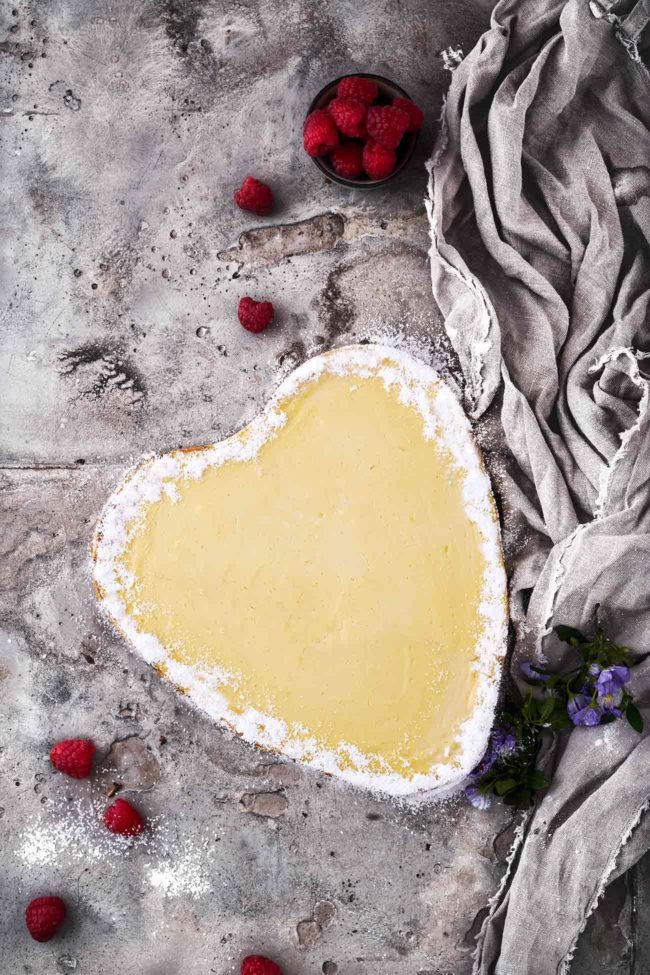 Wie schlicht kann ein Cheesecake sein? Mit nur wenigen Zutaten kannst du jetzt noch loslegen, um zum Muttertag mit den cremigen Käsekuchen aufzutauchen. Ich kann nur erahnen, wie es sich anfühlt, Mutter zu sein. Ich selbst bin weder Mutter noch Vater…na ja, das stimmt nicht so ganz, denn ich bin immerhin Vater von zwei Hunden, die ich über alles liebe. Wie groß muss erst die Liebe zum eigenen Kind sein, wenn ich schon als „Helikopter-Hunde-Vater“ so viel Liebe (und auch oft Schmerz) empfinde? Ich habe Mütter um mich herum, die ihr Leben so wunderbar „wuppen“, erfolgreich Beruf und „Mutter sein“ vereinen. Mütter, die alleine mit den Kindern das Leben meistern müssen, …Was für eine Kraft man haben muss! Manchmal sehe ich wehmütig dem Treiben in den Blumenläden zu (auch wenn ich teilweise über die Preise erschrocken bin, die vor Muttertag angehoben werden). Wie gerne würde ich die Gelegenheit haben, meiner Mutter einen Blumenstrauß zu überreichen (oder Parfum, das mochte sie eh viel lieber). Ich vermisse sie jeden Tag. Ich habe noch nach so vielen Jahren die Rufnummer im Kopf, die ich täglich wählte, um mein Leid zu klagen oder zu fragen, wie es ihr geht. Fünf Minuten bevor sie starb, haben wir noch über das Leben und den Tod gesprochen. Dann wollte sie ihre Lieblingssendung um 18 Uhr schauen und wir legten auf. Fünf Minuten später kam der Anruf… Ich weiß, dass das Leben endlich ist. Manchmal wünsche ich mir, dass ich darüber schon früher hätte nachdenken können. Und glaubt mir, auch wenn die Mama sagt, dass ihr der Muttertag nicht wichtig ist und dass ihr keine Blumen senden müsst oder gar den langen Weg für einen Besuch auf euch nehmen müsst…sie freuen sich trotzdem darüber. So viel mehr, als sie zugeben würden. Alles Gute zum Muttertag.