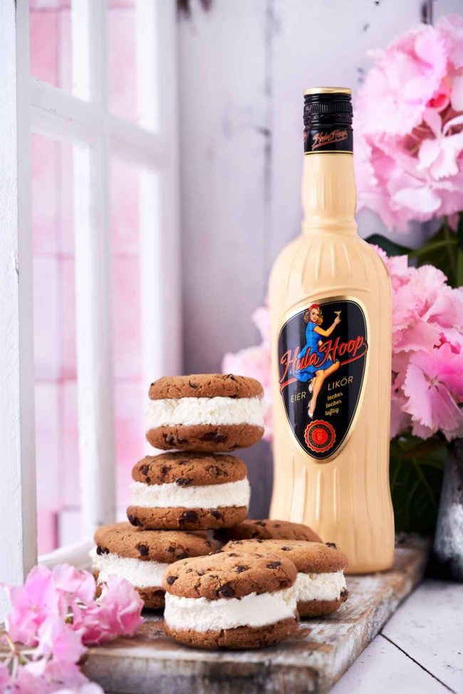 Das sind diese Momente! Diese Momente, die mir immer wieder zeigen, wie glücklich ich sein darf so einen tollen Beruf ausüben zu dürfen. Eierlikör, Eiscreme und Cookies! Mehr muss ich dazu nicht sagen, oder? Das ist einfach eine Traumkombination. Und nach einem erfolgreichen Shooting, darf der Fotograf (in diesem Fall natürlich ich) das Fotomodel essen. Und ein Schlückchen Eierlikör darf auch nicht fehlen. Im Sommer am liebsten mit Eiswürfeln. Habt ihr den Hula Hoop Eierlikör schon einmal probiert? Ich liebe ihn, denn er ist schön cremig und locker.