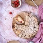Noch so ein Lieblingskuchen. Ein cremiger, leichter und luftiger Kuchen mit einer großzügigen Schicht aus Schmand und Erdbeeren, mit extra krümelig gebackenen Haselnuss-Streuseln. Dies ist ein Kuchen, den man an einem Samstag backen …und das erste Stück noch lauwarm genießen kann. Vielleicht mit etwas frisch geschlagener Sahne. Am Sonntag werdet ihr auch dann nochmal freuen, wenn der Kuchen dann etwas fester geworden ist, Ich mag ihn dann auch direkt aus dem Kühlschrank. Mit etwas Puderzucker oder einer Puderzuckerglasur. Herrlich.
