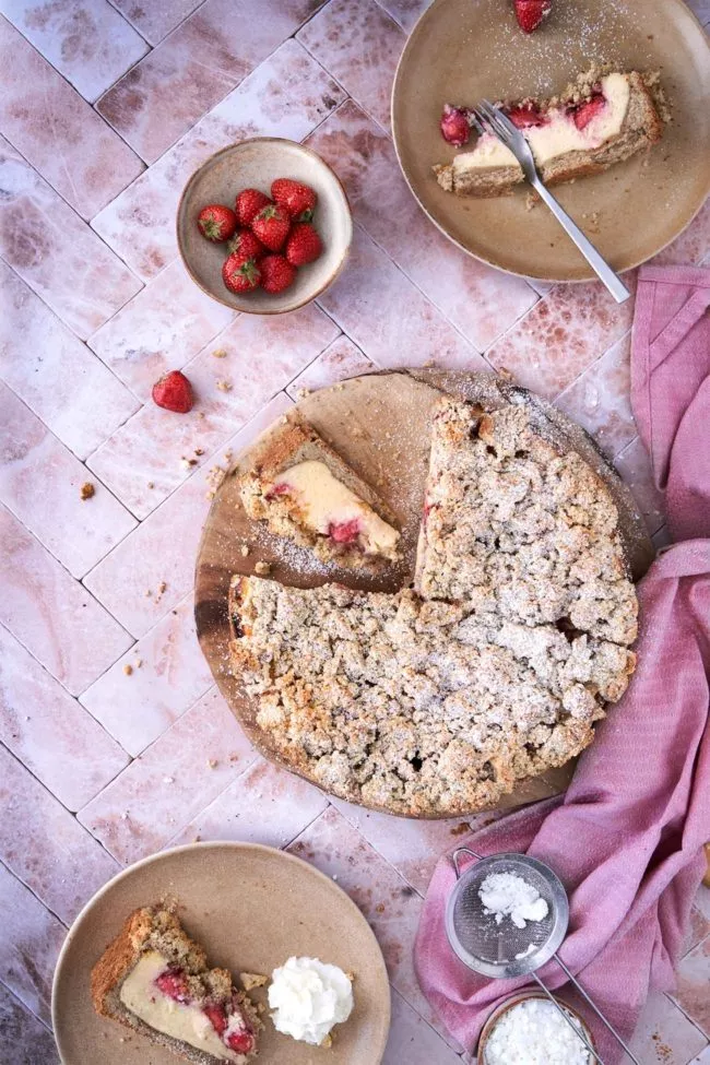 Noch so ein Lieblingskuchen. Ein cremiger, leichter und luftiger Kuchen mit einer großzügigen Schicht aus Schmand und Erdbeeren, mit extra krümelig gebackenen Haselnuss-Streuseln. Dies ist ein Kuchen, den man an einem Samstag backen …und das erste Stück noch lauwarm genießen kann. Vielleicht mit etwas frisch geschlagener Sahne. Am Sonntag werdet ihr auch dann nochmal freuen, wenn der Kuchen dann etwas fester geworden ist, Ich mag ihn dann auch direkt aus dem Kühlschrank. Mit etwas Puderzucker oder einer Puderzuckerglasur. Herrlich.