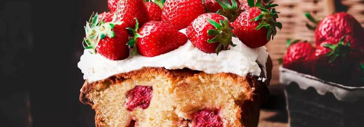 Dieser hübsche Kastenkuchen ist der ideale Vor-Sommerkuchen…super einfach und doch so verdammt lecker. Süßer Vanilleteig mit frischen Erdbeeren und Frischkäsecreme. Dann mit vielen frischen Erdbeeren belegt. So hübsch mit so wenig Aufwand.