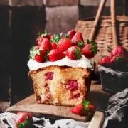 Dieser hübsche Kastenkuchen ist der ideale Vor-Sommerkuchen…super einfach und doch so verdammt lecker. Süßer Vanilleteig mit frischen Erdbeeren und Frischkäsecreme. Dann mit vielen frischen Erdbeeren belegt. So hübsch mit so wenig Aufwand.