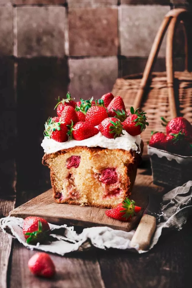 Dieser hübsche Kastenkuchen ist der ideale Vor-Sommerkuchen…super einfach und doch so verdammt lecker. Süßer Vanilleteig mit frischen Erdbeeren und Frischkäsecreme. Dann mit vielen frischen Erdbeeren belegt. So hübsch mit so wenig Aufwand.
