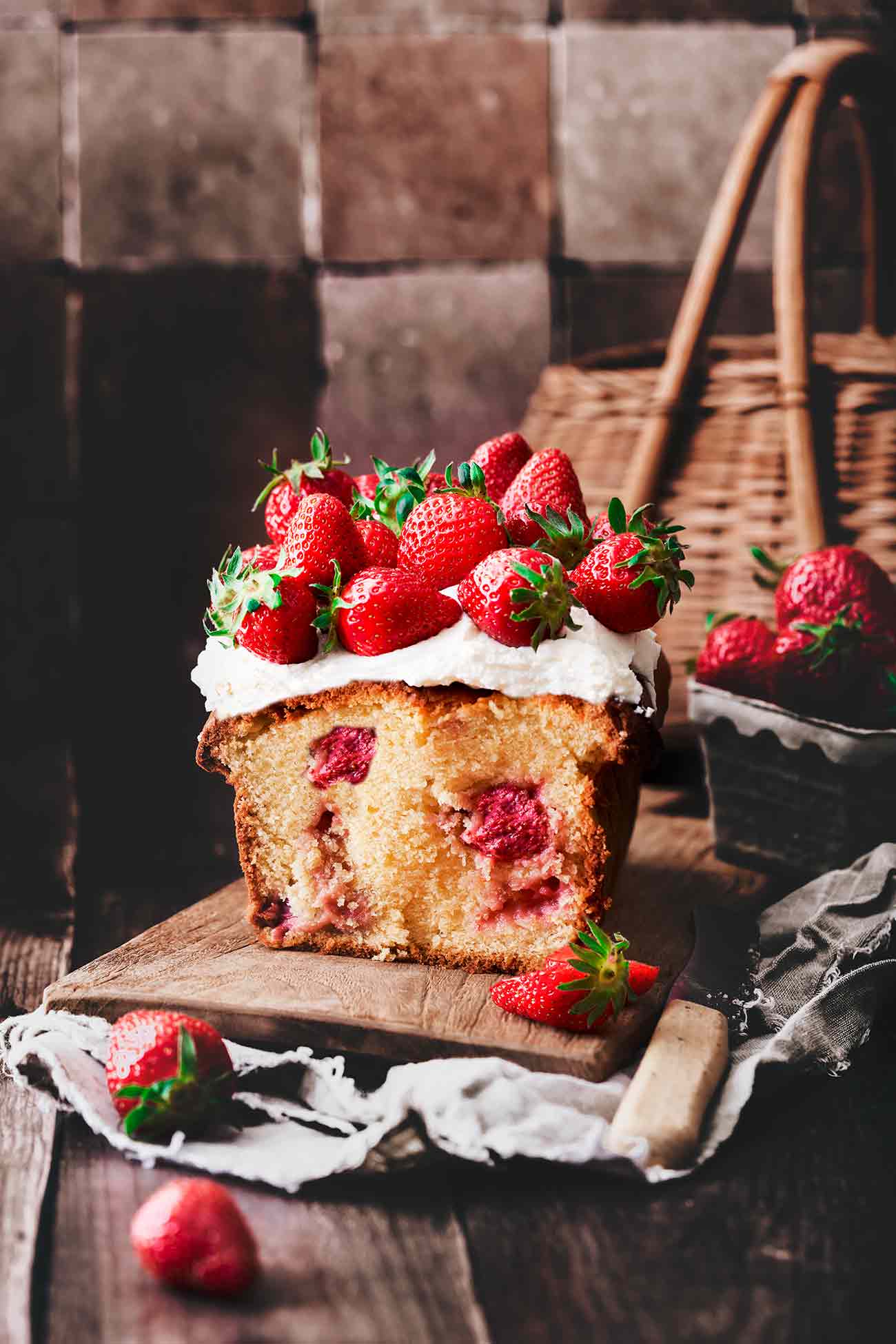 Dieser hübsche Kastenkuchen ist der ideale Vor-Sommerkuchen…super einfach und doch so verdammt lecker. Süßer Vanilleteig mit frischen Erdbeeren und Frischkäsecreme. Dann mit vielen frischen Erdbeeren belegt. So hübsch mit so wenig Aufwand. 