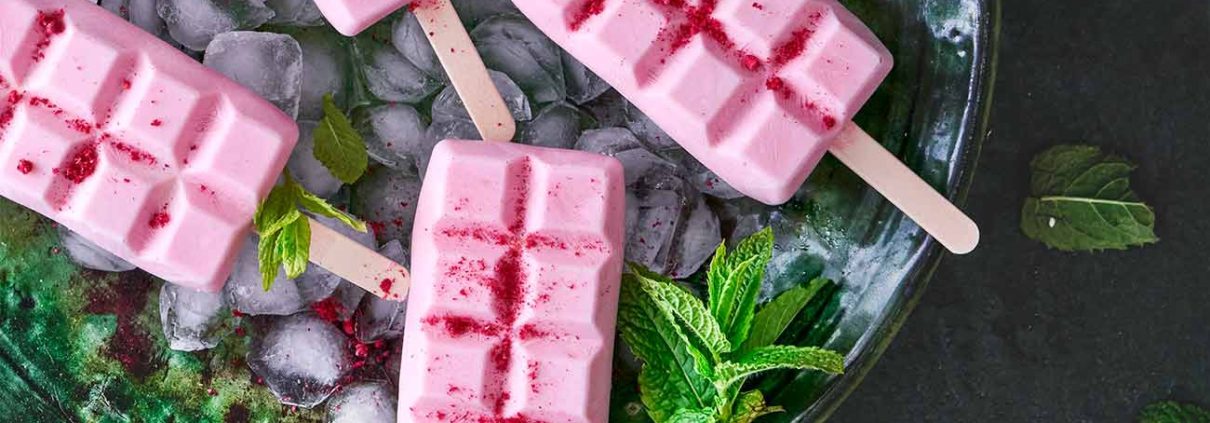 Woop! Woop! Der Eismann ist da! Ich räume die Gefriertruhen um Platz zu schaffen, für all die leckeren Eiskreationen, die in meinem Kopf spuken und nur darauf warten umgesetzt zu werden. Und so ein Eis am Stiel mit cremigem Frischkäse geht auch mal zwischendurch.
