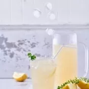 Meine hausgemachte Limettenlimonade gehört seit 2017 zu den beliebtesten Rezepten im Sommer. Zeit für einen Nachfolger? Die schnellgemachte Zitronenlimonade hat auf jeden Fall das Zeug dazu, das Siegertreppchen der prickelnden Limonaden zu erreichen. Und wer sich ganz ohne Zucker erfrischen will, der findet auch die ZERO Version auf dem Blog.