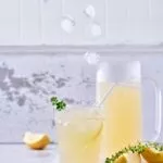 Selbstgemachte Zitronenlimonade Homemade lemonade Meine hausgemachte Limettenlimonade gehört seit 2017 zu den beliebtesten Rezepten im Sommer. Zeit für einen Nachfolger? Die schnellgemachte Zitronenlimonade hat auf jeden Fall das Zeug dazu, das Siegertreppchen der prickelnden Limonaden zu erreichen. Und wer sich ganz ohne Zucker erfrischen will, der findet auch die ZERO Version auf dem Blog.