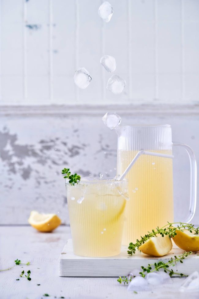 Selbstgemachte Zitronenlimonade Homemade lemonade Meine hausgemachte Limettenlimonade gehört seit 2017 zu den beliebtesten Rezepten im Sommer. Zeit für einen Nachfolger? Die schnellgemachte Zitronenlimonade hat auf jeden Fall das Zeug dazu, das Siegertreppchen der prickelnden Limonaden zu erreichen. Und wer sich ganz ohne Zucker erfrischen will, der findet auch die ZERO Version auf dem Blog.