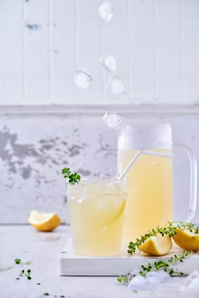 Selbstgemachte Zitronenlimonade Homemade lemonade Meine hausgemachte Limettenlimonade gehört seit 2017 zu den beliebtesten Rezepten im Sommer. Zeit für einen Nachfolger? Die schnellgemachte Zitronenlimonade hat auf jeden Fall das Zeug dazu, das Siegertreppchen der prickelnden Limonaden zu erreichen. Und wer sich ganz ohne Zucker erfrischen will, der findet auch die ZERO Version auf dem Blog.