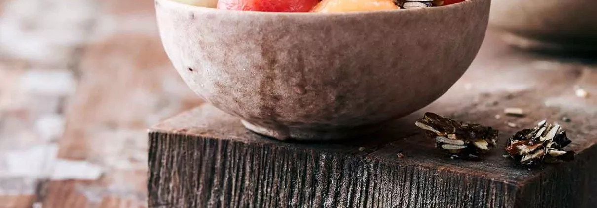 Erfrischend, fruchtig und hübsch anzusehen. Ich habe mir extra für dieses Dessert einen Kugelausstecher gekauft und bin so begeistert, dass ich ernsthaft am Überlegen bin, was ich sonst noch so alles zu Kugeln formen kann. Zurück aber zum Melonensalat: Ich habe gleich 3 Melonen-Sorten verarbeitet (2 würden auch reichen) und jetzt schon mein Lieblings-Sommerdessert gefunden. Ehrlich jetzt, mehr Erfrischung geht nicht.