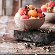 Erfrischend, fruchtig und hübsch anzusehen. Ich habe mir extra für dieses Dessert einen Kugelausstecher gekauft und bin so begeistert, dass ich ernsthaft am Überlegen bin, was ich sonst noch so alles zu Kugeln formen kann. Zurück aber zum Melonensalat: Ich habe gleich 3 Melonen-Sorten verarbeitet (2 würden auch reichen) und jetzt schon mein Lieblings-Sommerdessert gefunden. Ehrlich jetzt, mehr Erfrischung geht nicht.
