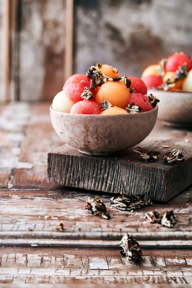 Erfrischend, fruchtig und hübsch anzusehen. Ich habe mir extra für dieses Dessert einen Kugelausstecher gekauft und bin so begeistert, dass ich ernsthaft am Überlegen bin, was ich sonst noch so alles zu Kugeln formen kann. Zurück aber zum Melonensalat: Ich habe gleich 3 Melonen-Sorten verarbeitet (2 würden auch reichen) und jetzt schon mein Lieblings-Sommerdessert gefunden. Ehrlich jetzt, mehr Erfrischung geht nicht.