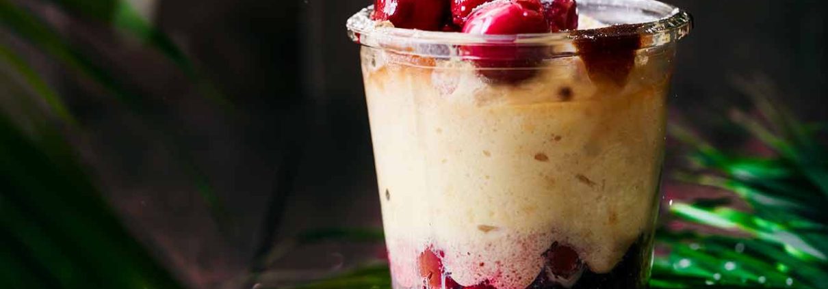Fluffig! Genau dieses Wort beschreibt es, wenn man den Löffel in die Quarkmasse steckt, um diese mit den warmen Rumkirschen zu verbinden. Ein wirklich schnell gemachtes Dessert, was mir lauwarm am besten schmeckt.