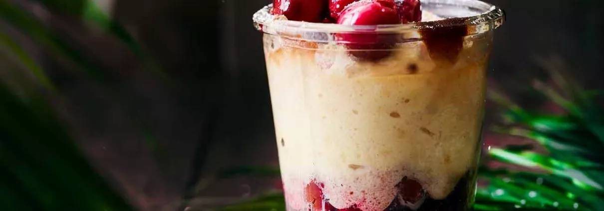 Fluffig! Genau dieses Wort beschreibt es, wenn man den Löffel in die Quarkmasse steckt, um diese mit den warmen Rumkirschen zu verbinden. Ein wirklich schnell gemachtes Dessert, was mir lauwarm am besten schmeckt.