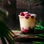 Fluffig! Genau dieses Wort beschreibt es, wenn man den Löffel in die Quarkmasse steckt, um diese mit den warmen Rumkirschen zu verbinden. Ein wirklich schnell gemachtes Dessert, was mir lauwarm am besten schmeckt.
