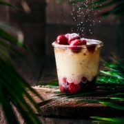 Fluffig! Genau dieses Wort beschreibt es, wenn man den Löffel in die Quarkmasse steckt, um diese mit den warmen Rumkirschen zu verbinden. Ein wirklich schnell gemachtes Dessert, was mir lauwarm am besten schmeckt.