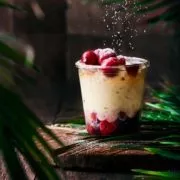 Fluffig! Genau dieses Wort beschreibt es, wenn man den Löffel in die Quarkmasse steckt, um diese mit den warmen Rumkirschen zu verbinden. Ein wirklich schnell gemachtes Dessert, was mir lauwarm am besten schmeckt.
