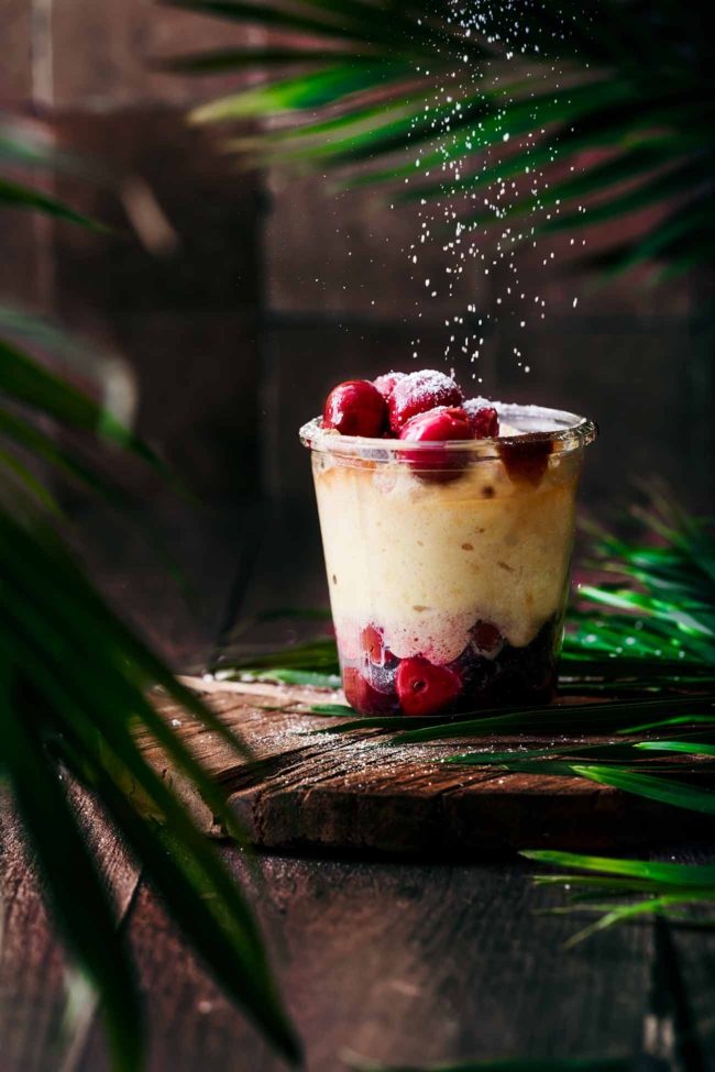 Fluffig! Genau dieses Wort beschreibt es, wenn man den Löffel in die Quarkmasse steckt, um diese mit den warmen Rumkirschen zu verbinden. Ein wirklich schnell gemachtes Dessert, was mir lauwarm am besten schmeckt.
