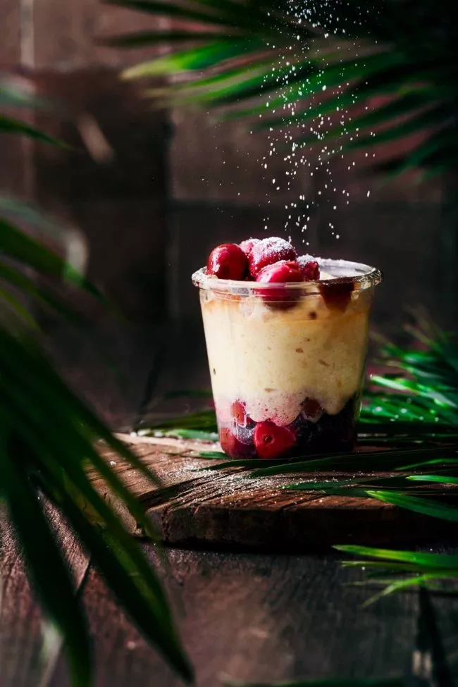 Fluffig! Genau dieses Wort beschreibt es, wenn man den Löffel in die Quarkmasse steckt, um diese mit den warmen Rumkirschen zu verbinden. Ein wirklich schnell gemachtes Dessert, was mir lauwarm am besten schmeckt.