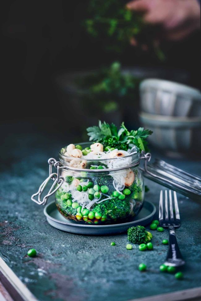 Dieser Salat mit Glasnudeln ist schnell zu einem meiner Favoriten geworden. Er geht schnell und ist lecker. Brokkoli-Röschen, Erbsen, geröstete Cashewkerne und fruchtiger Limettensaft, alles vermengt mit einer süßen und würzigen Vinaigrette. Großartig als leichtes Mittagessen.