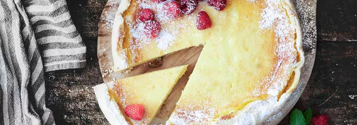 Dieser Kuchen hat mir einfach richtig Spaß gemacht. Ich liebe Schmand. Und durch den nach innen umgeklappten Teigrand, bekommt der Kuchen einfach eine herrlich rustikale Struktur. Ich mag das. Das hat so etwas perfekt unperfekt Bodenständiges.