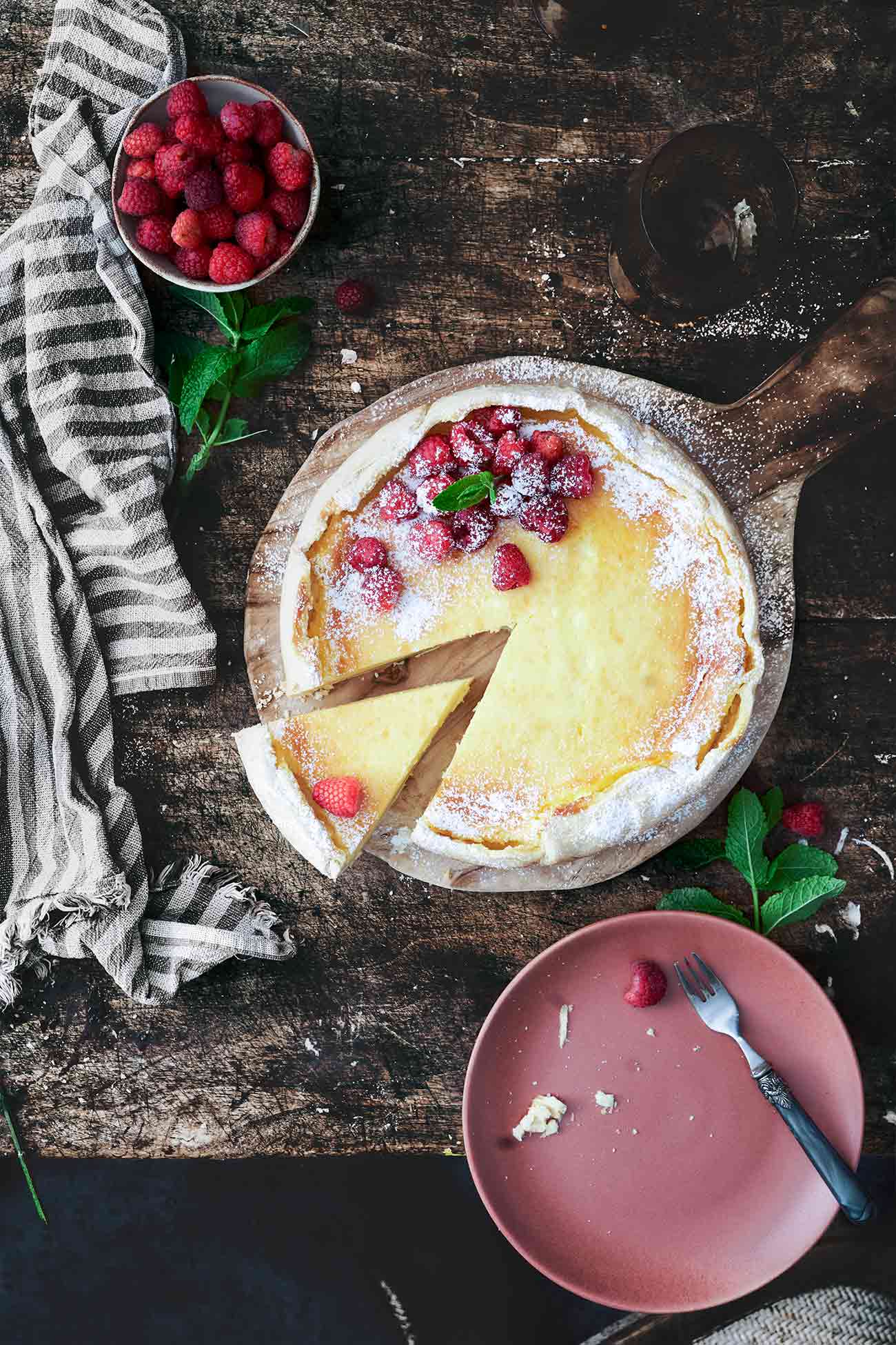  Dieser Kuchen hat mir einfach richtig Spaß gemacht. Ich liebe Schmand. Und durch den nach innen umgeklappten Teigrand, bekommt der Kuchen einfach eine herrlich rustikale Struktur. Ich mag das. Das hat so etwas perfekt unperfekt Bodenständiges. 