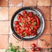 So! Das ist er. Der leckerste Tomatensalat den ich je gegessen habe. Wenn du heute Salat essen willst, dann sollte es auf jeden Fall dieser sein. Er braucht nur wenige Zutaten…schnapp die ein paar Kirschtomaten, Paprika, Knoblauch, Zitrone und Koriander. Die gerösteten Paprika und Tomaten geben so viel Geschmack ab, dass du dann nur noch ein wenig Olivenöl brauchst. Er ist sommerlich, gesund und so gut! Perfekt für ein Mittagessen, einen Beilagensalat oder ein Abendessen.
