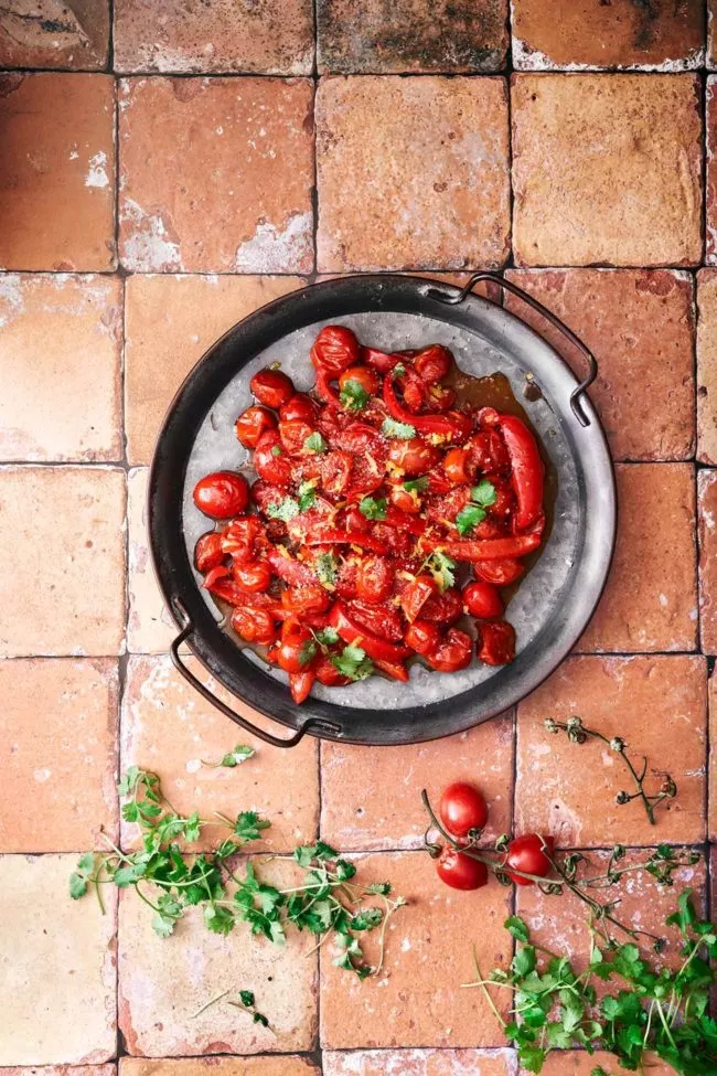 So! Das ist er. Der leckerste Tomatensalat den ich je gegessen habe. Wenn du heute Salat essen willst, dann sollte es auf jeden Fall dieser sein. Er braucht nur wenige Zutaten…schnapp die ein paar Kirschtomaten, Paprika, Knoblauch, Zitrone und Koriander. Die gerösteten Paprika und Tomaten geben so viel Geschmack ab, dass du dann nur noch ein wenig Olivenöl brauchst. Er ist sommerlich, gesund und so gut! Perfekt für ein Mittagessen, einen Beilagensalat oder ein Abendessen.