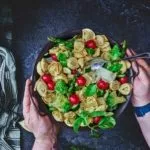 So mag ich es am liebsten: Alles auf ein Backblech, ab in den Ofen und fertig. Ein One-Backblech-Gericht. Dazu eine frische Crème fraîche-Pesto, etwas Zitrone und frisches Basilikum. Wirklich perfekt. Und die Zutaten können auch noch variiert werden. Besser geht nicht, oder?