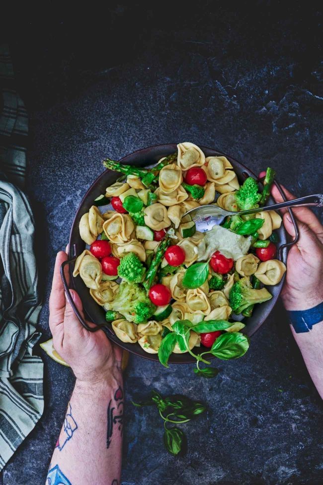 So mag ich es am liebsten: Alles auf ein Backblech, ab in den Ofen und fertig. Ein One-Backblech-Gericht. Dazu eine frische Crème fraîche-Pesto, etwas Zitrone und frisches Basilikum. Wirklich perfekt. Und die Zutaten können auch noch variiert werden. Besser geht nicht, oder?