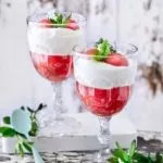 Einfach, fruchtig mit dem „ich nehme noch eins“ – Effekt. So lieb ich es. Die Wassermelone hatte es mir irgendwie angetan und in meinem Einkaufskorb landeten alle Melonensorten die das Obstregal zu bieten hatte. Ich liebe Melone, doch habe ich sie die letzten Jahre sträflich vernachlässigt. Und sie gibt mehr her als einen Melonen-Feta Salat (der übrigens echt lecker ist). Also habe ich mich mit den Melonen in meiner Versuchsküche zurückgezogen und einiges rumprobiert. Heute erst einmal eine Melonen-Erdbeer Grütze (die auch mit Himbeeren fantastisch schmeckt).