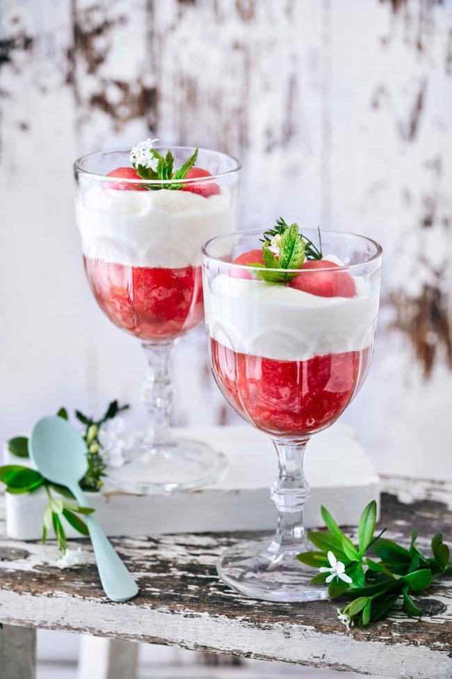 Einfach, fruchtig mit dem „ich nehme noch eins“ – Effekt. So lieb ich es. Die Wassermelone hatte es mir irgendwie angetan und in meinem Einkaufskorb landeten alle Melonensorten die das Obstregal zu bieten hatte. Ich liebe Melone, doch habe ich sie die letzten Jahre sträflich vernachlässigt. Und sie gibt mehr her als einen Melonen-Feta Salat (der übrigens echt lecker ist). Also habe ich mich mit den Melonen in meiner Versuchsküche zurückgezogen und einiges rumprobiert. Heute erst einmal eine Melonen-Erdbeer Grütze (die auch mit Himbeeren fantastisch schmeckt).