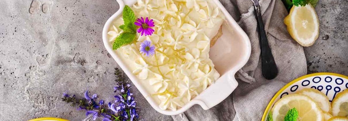 Ein Tiramisu aber auch irgendwie ein Cheesecake. Und ich finde, man kann beides perfekt kombinieren. Der meist schwere Mascarpone wird durch den Frischkäse und die Sahne etwas aufgelockert. Wie das Lemon Cheesecake-Tiramisu noch zitroniger wird, verrate ich euch auf dem Blog. Und weil das so gut schmeckt (und bei einigen Desserts einfach Futterneid herrscht), habe dieses vorsorglich direkt in 4 Appolia Keramikformen von Peugeot Saveurs gepackt. Die haben eine praktische Größe von 18 cm, so dass jeder seine eigene Dessert-Portion genießen kann. Mit dem Code PATRICK25 erhältst du im Peugeot Saveurs Online Shop 25 % Rabatt. Schau mal vorbei.