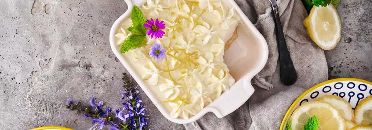 Ein Tiramisu aber auch irgendwie ein Cheesecake. Und ich finde, man kann beides perfekt kombinieren. Der meist schwere Mascarpone wird durch den Frischkäse und die Sahne etwas aufgelockert. Wie das Lemon Cheesecake-Tiramisu noch zitroniger wird, verrate ich euch auf dem Blog. Und weil das so gut schmeckt (und bei einigen Desserts einfach Futterneid herrscht), habe dieses vorsorglich direkt in 4 Appolia Keramikformen von Peugeot Saveurs gepackt. Die haben eine praktische Größe von 18 cm, so dass jeder seine eigene Dessert-Portion genießen kann. Mit dem Code PATRICK25 erhältst du im Peugeot Saveurs Online Shop 25 % Rabatt. Schau mal vorbei.