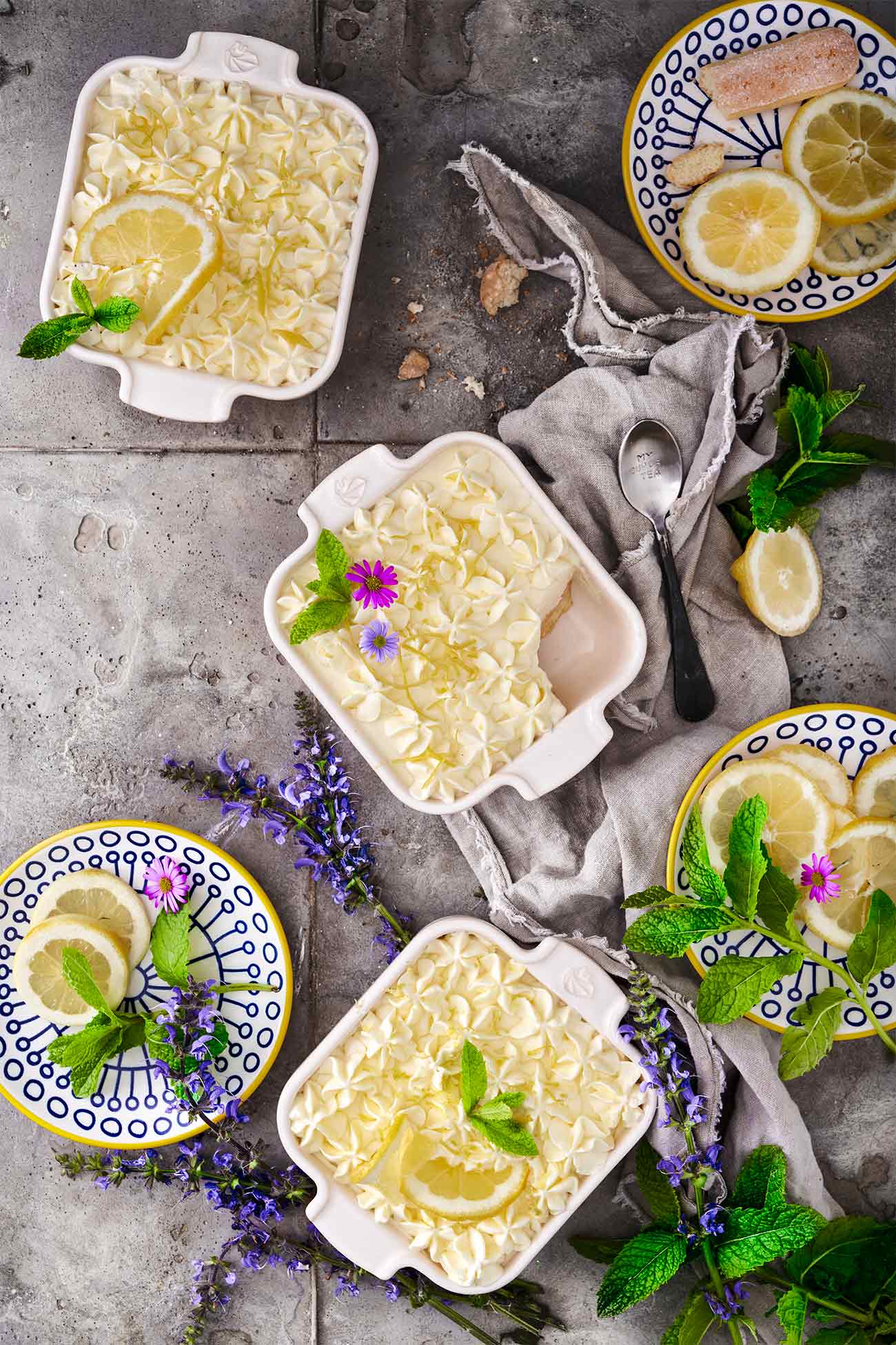 Ein Tiramisu aber auch irgendwie ein Cheesecake. Und ich finde, man kann beides perfekt kombinieren. Der meist schwere Mascarpone wird durch den Frischkäse und die Sahne etwas aufgelockert. Wie das Lemon Cheesecake-Tiramisu noch zitroniger wird, verrate ich euch auf dem Blog. Und weil das so gut schmeckt (und bei einigen Desserts einfach Futterneid herrscht), habe dieses vorsorglich direkt in 4 Appolia Keramikformen von Peugeot Saveurs gepackt. Die haben eine praktische Größe von 18 cm, so dass jeder seine eigene Dessert-Portion genießen kann. Mit dem Code PATRICK25 erhältst du im Peugeot Saveurs Online Shop 25 % Rabatt. Schau mal vorbei.