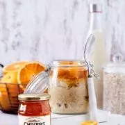 Ich liebe Baked Oats, aber auf die Idee, diese mit etwas Marmelade zu toppen bin ich erst jetzt gekommen. Das war so lecker, dass ich sie am nächsten Tag als extra große Portion nochmals in einer Auflaufform gebacken habe. Als Topping habe ich die English Orange Marmelade von Chivers genommen, da sie eine schöne ausgeglichene Kombination aus fruchtiger Süße mit einer leichten Bitterkeit hat. Außerdem hat die Marmelade geschnittene Orangenschale direkt dabei. Perfekt. Ich habe euch das Rezept für eine Sattmacher Portion aufgeschrieben, die man direkt im Glas backen kann. Für eine größere Portion einfach das Rezept in einer Auflaufform machen und die Zutaten erhöhen.