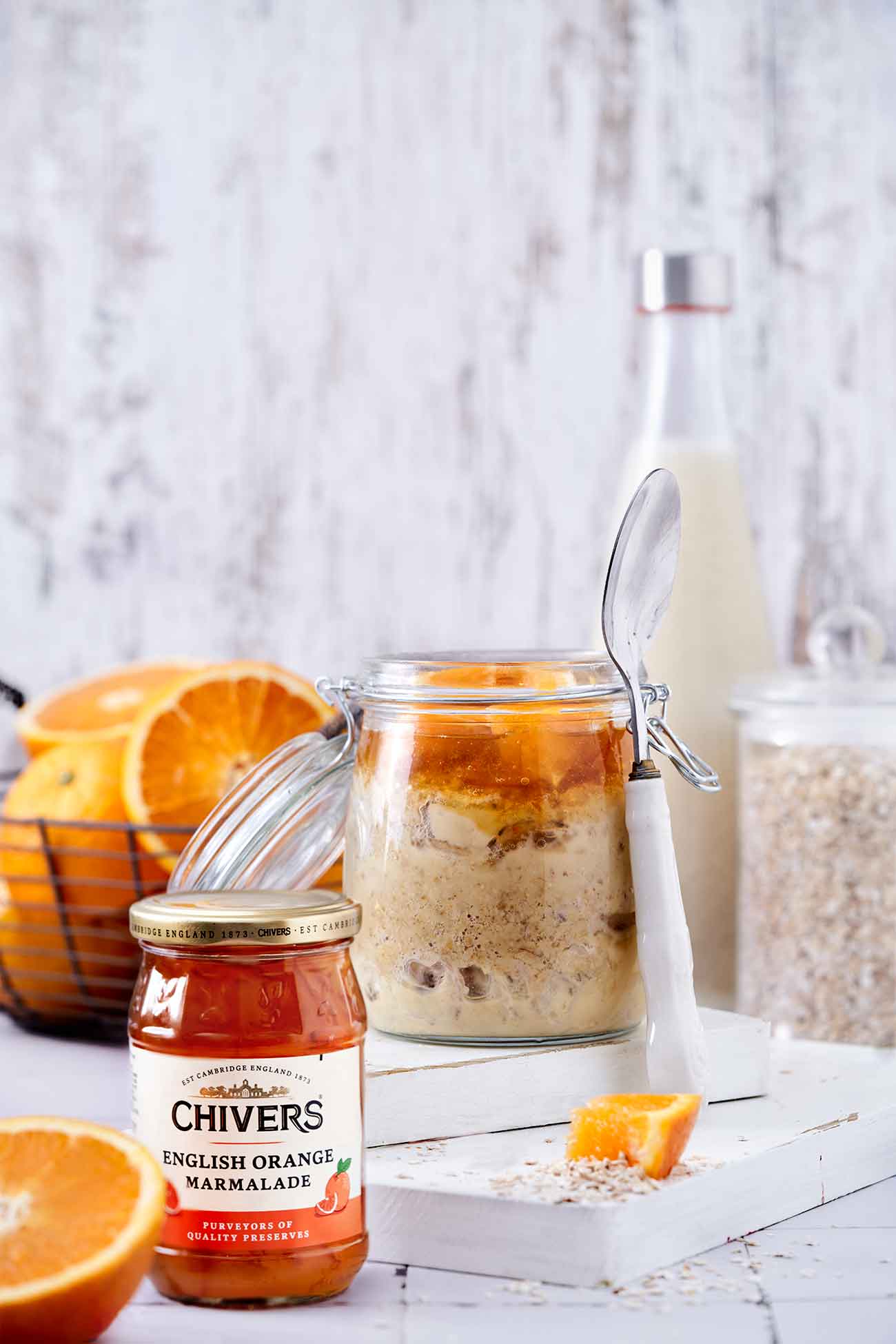 Ich liebe Baked Oats, aber auf die Idee, diese mit etwas Marmelade zu toppen bin ich erst jetzt gekommen. Das war so lecker, dass ich sie am nächsten Tag als extra große Portion nochmals in einer Auflaufform gebacken habe. Als Topping habe ich die English Orange Marmelade von Chivers genommen, da sie eine schöne ausgeglichene Kombination aus fruchtiger Süße mit einer leichten Bitterkeit hat. Außerdem hat die Marmelade geschnittene Orangenschale direkt dabei. Perfekt.   Ich habe euch das Rezept für eine Sattmacher Portion aufgeschrieben, die man direkt im Glas backen kann. Für eine größere Portion einfach das Rezept in einer Auflaufform machen und die Zutaten erhöhen. 