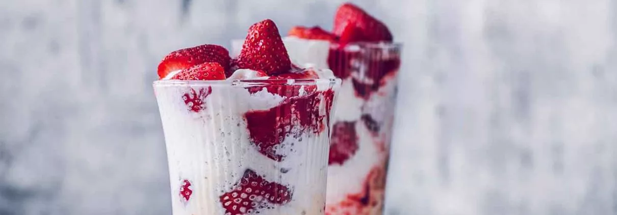 Schon seit meiner Kindheit liebe ich den Coupe Romanoff (der Name geht auf die Zaren-Dynastie Romanow zurück). Nicht nur weil er einfach zum zubereiten ist, sondern weil er für mich eines der leckersten Desserts ist, die es gibt. Wenig Chichi und nur die besten Zutaten: Reife (am besten regionale) Erdbeeren, frische Schlagsahne und ein gutes Vanilleeis. Fertig. Probiert den lang vergessenen Klassiker mal aus und lasst mich wissen, wie ihr ihn findet.