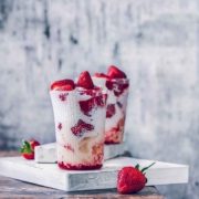 Schon seit meiner Kindheit liebe ich den Coupe Romanoff (der Name geht auf die Zaren-Dynastie Romanow zurück). Nicht nur weil er einfach zum zubereiten ist, sondern weil er für mich eines der leckersten Desserts ist, die es gibt. Wenig Chichi und nur die besten Zutaten: Reife (am besten regionale) Erdbeeren, frische Schlagsahne und ein gutes Vanilleeis. Fertig. Probiert den lang vergessenen Klassiker mal aus und lasst mich wissen, wie ihr ihn findet.