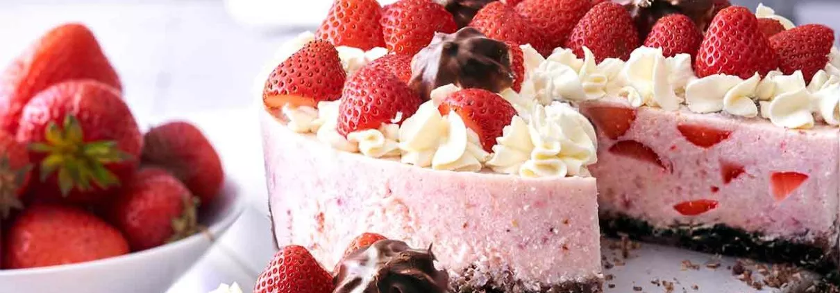 Erdbeertorte, ohne den Backofen anzuwerfen klingt bei den Temperaturen ziemlich gut oder? Schmand sowieso. Und die kleinen knackigen Baisertuffs, die sich in dem Törtchen befinden, machen das ganze schön knackig.