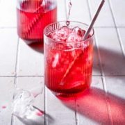 Eistee selbst machen? Kann ich! Und das mache ich auch ziemlich gern, besonders dann, wenn es so easy ist. Und preiswert noch dazu. Umgerechnet kostet mich ein Liter Bio-Hibiskus Eistee gerade mal 40 Cent. Klingt gut, oder? Mehr auf dem Blog!