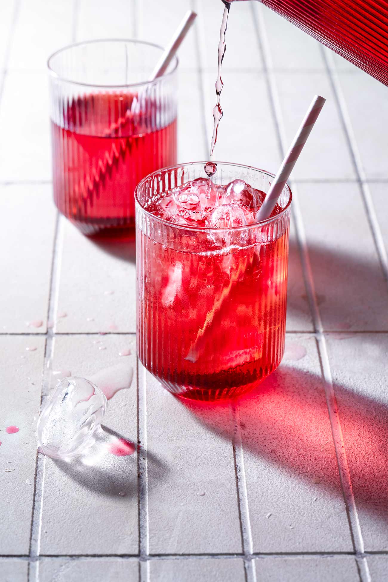 Eistee selbst machen? Kann ich! Und das mache ich auch ziemlich gern, besonders dann, wenn es so easy ist. Und preiswert noch dazu. Umgerechnet kostet mich ein Liter Bio-Hibiskus Eistee gerade mal 40 Cent. Klingt gut, oder? Mehr auf dem Blog!