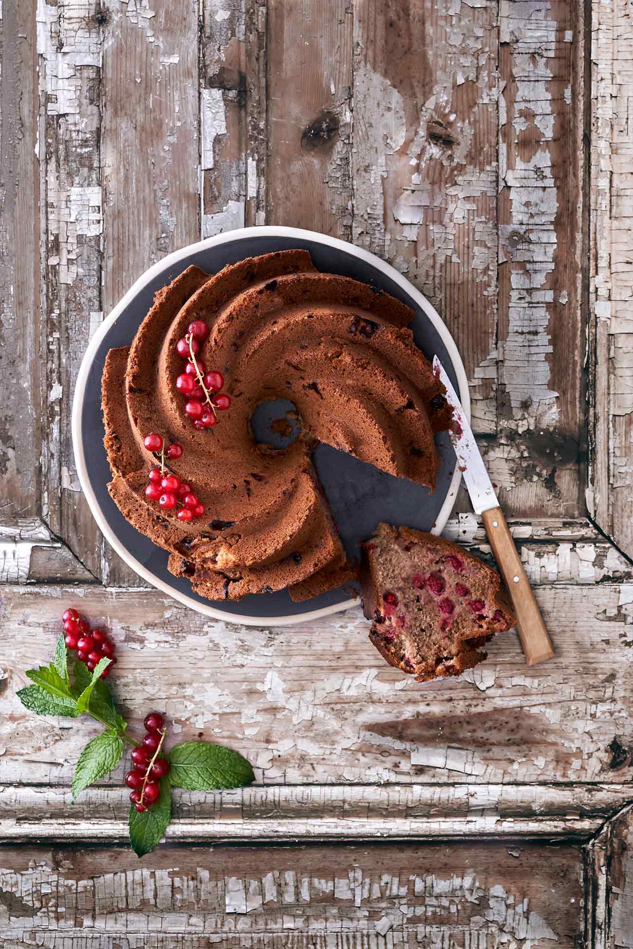 Bei uns im Nachbarsdorf gibt es ein großartiges Hofcafé. Jeden Tag frische, duftende Kuchen nach Omas Rezepten, als sei die Zeit kurz stehen geblieben. Ein bisschen gesünder als Sahnetorte, weniger süß, immer mit etwas Dinkelmehl aber mit so viel Liebe gebacken, dass er einfach schmeckt. Ein Rezept habe ich ergattern können. 
