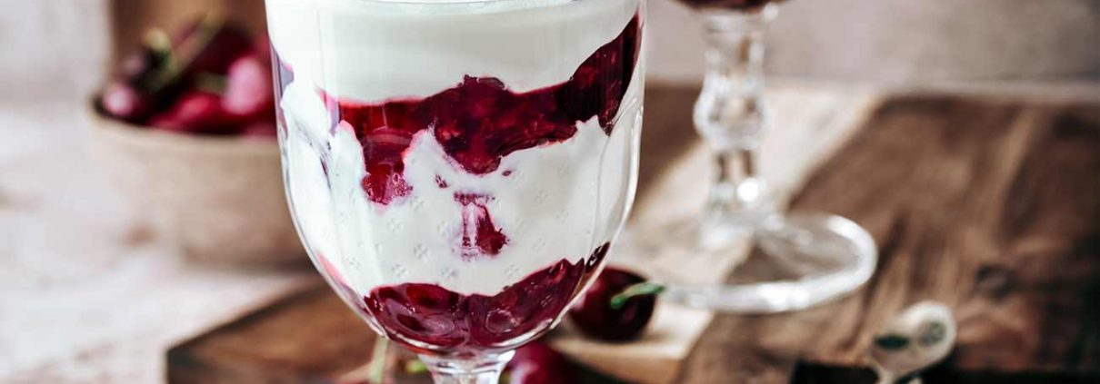 Ein WIRKLICH einfaches Dessert, bestehend aus frischen Kirschen, Quark und Sahne. Ehrlich gesagt könnte es nicht einfacher sein. Tatsächlich ist es so einfach, dass ich zögerte, es überhaupt zu posten... Aber nach langem Überlegen habe ich mich schließlich dazu entschieden, es einfach zu machen, denn es soll ja nur eine Inspiration sein um aus ein paar wenigen Zutaten ein richtig tolles Dessert zu machen.