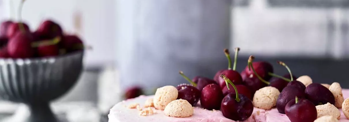 Letzte Woche habe ich einige der schönsten Kirschen geerntet und seitdem esse und backe ich ununterbrochen mit ihnen. Sie schmecken wie kleine, gesunde Süßigkeiten und ich könnte nicht glücklicher über ihre süße Rückkehr sein … Wie auch immer, ich habe nur darauf gewartet, diesen Kuchen mit euch zu teilen. Hier sind die Fakten, dieser Kuchen ist einfach lecker und kommt ohne Backofen aus. Ich weiß, ich weiß, aber ich verspreche dir, dieser Kuchen ist köstlich, so sehr cremig mit einem Mandelboden. Ich liebe diesen Kuchen wirklich … mit all seinen hübschen Farben und seiner Cremigkeit, besonders wegen der Cremigkeit!